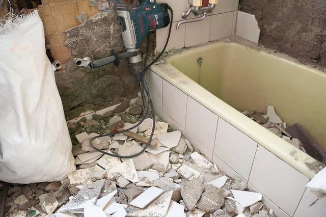 タイル張り風呂場の解体費用はどのくらい？注意点とコスト削減方法
